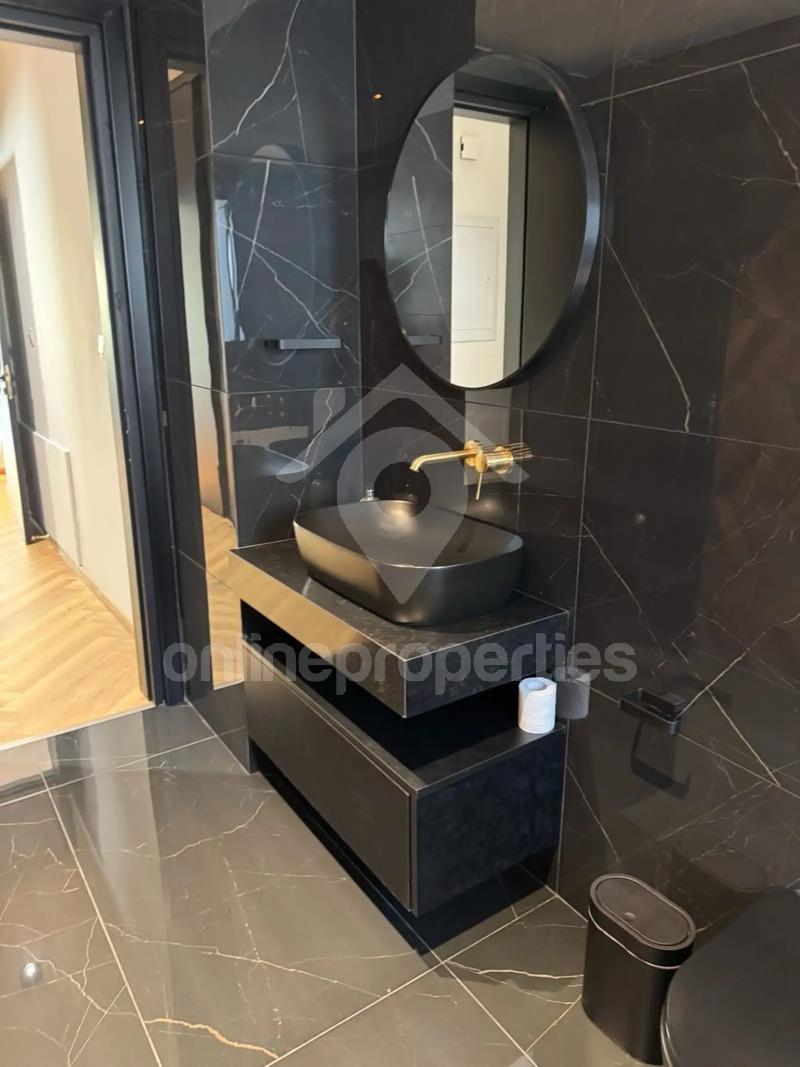 To change image, hover mouse over thumbnails below