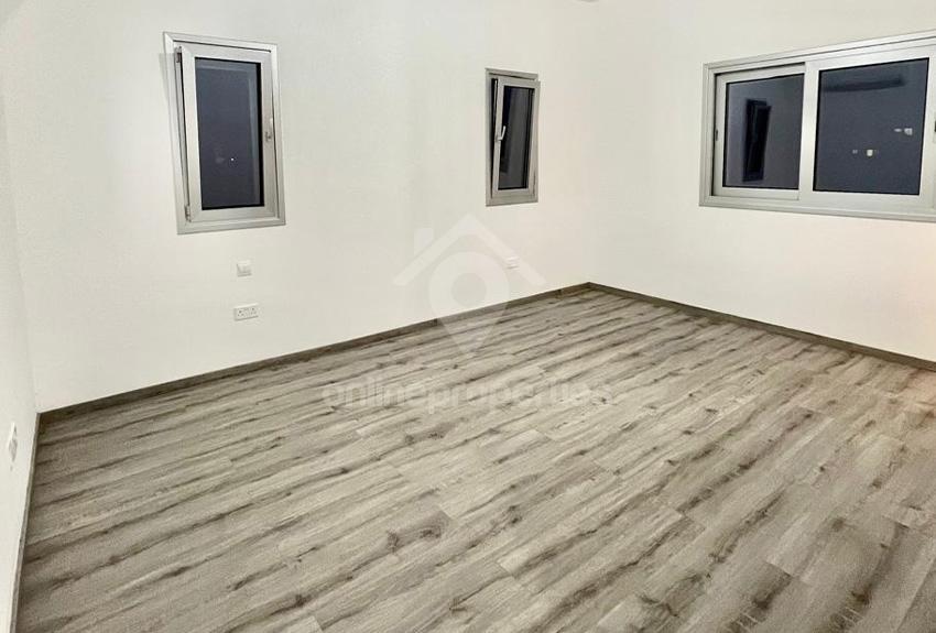 To change image, hover mouse over thumbnails below