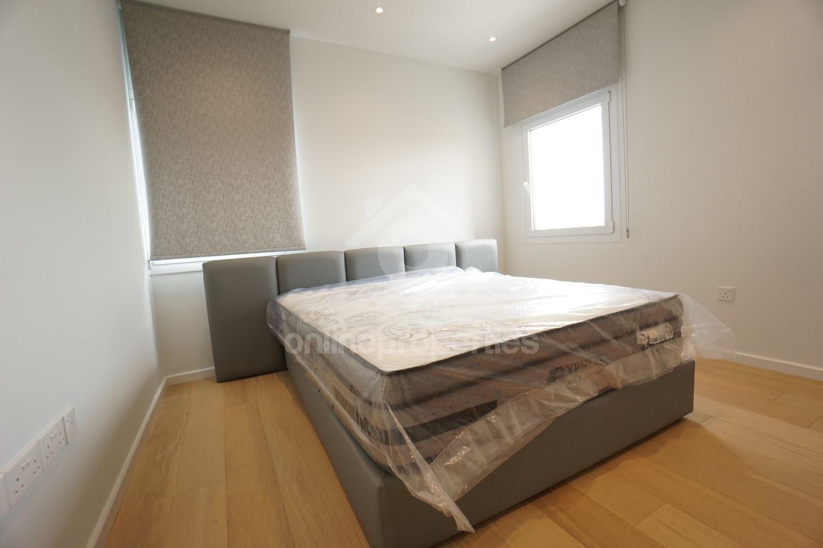 To change image, hover mouse over thumbnails below