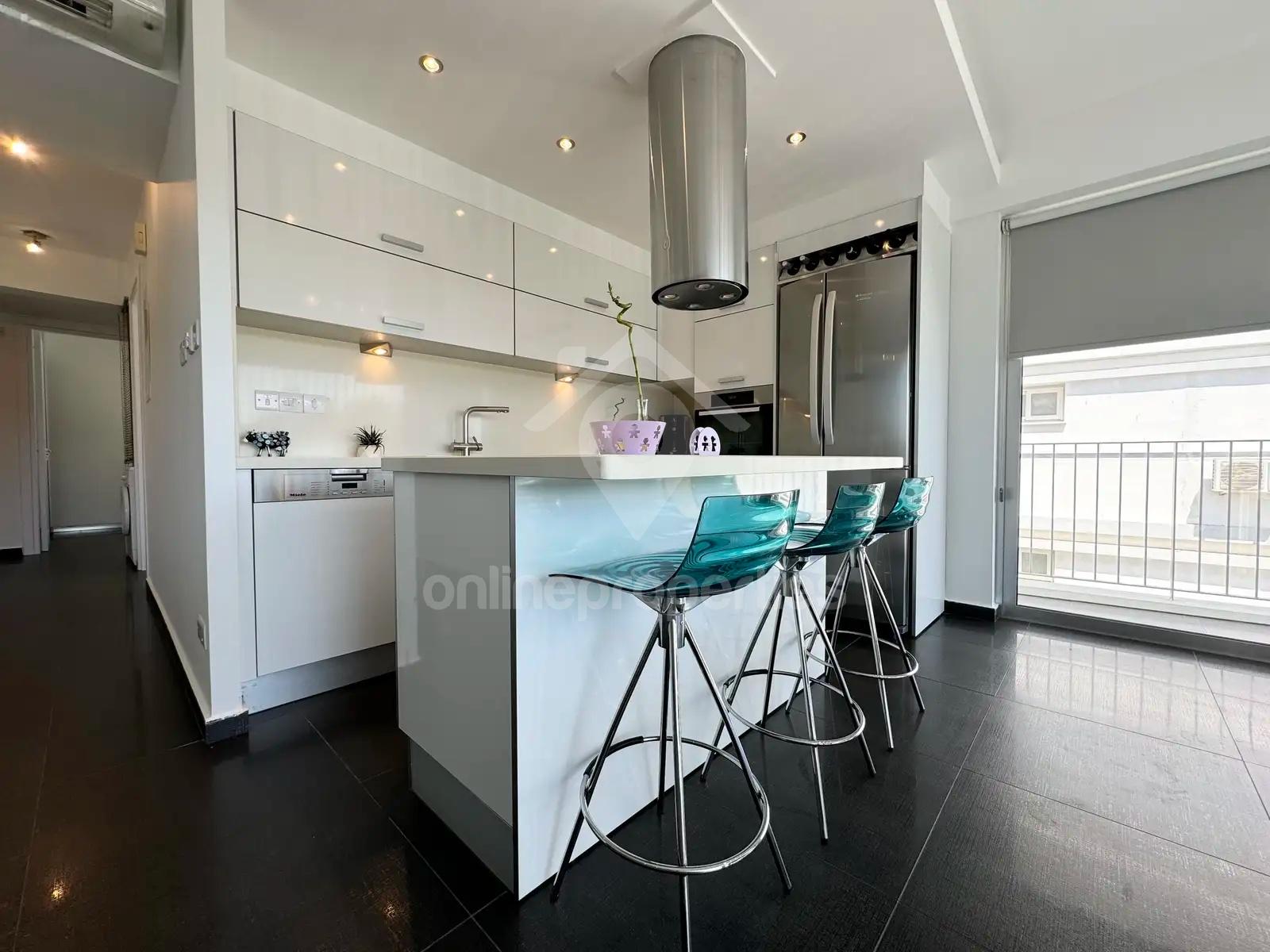 To change image, hover mouse over thumbnails below