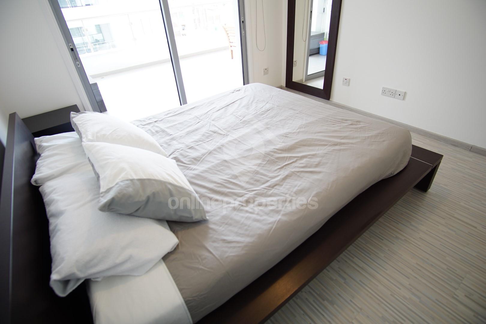 To change image, hover mouse over thumbnails below