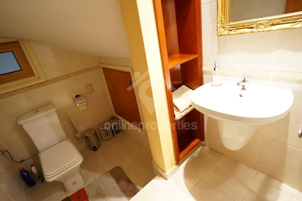 To change image, hover mouse over thumbnails below