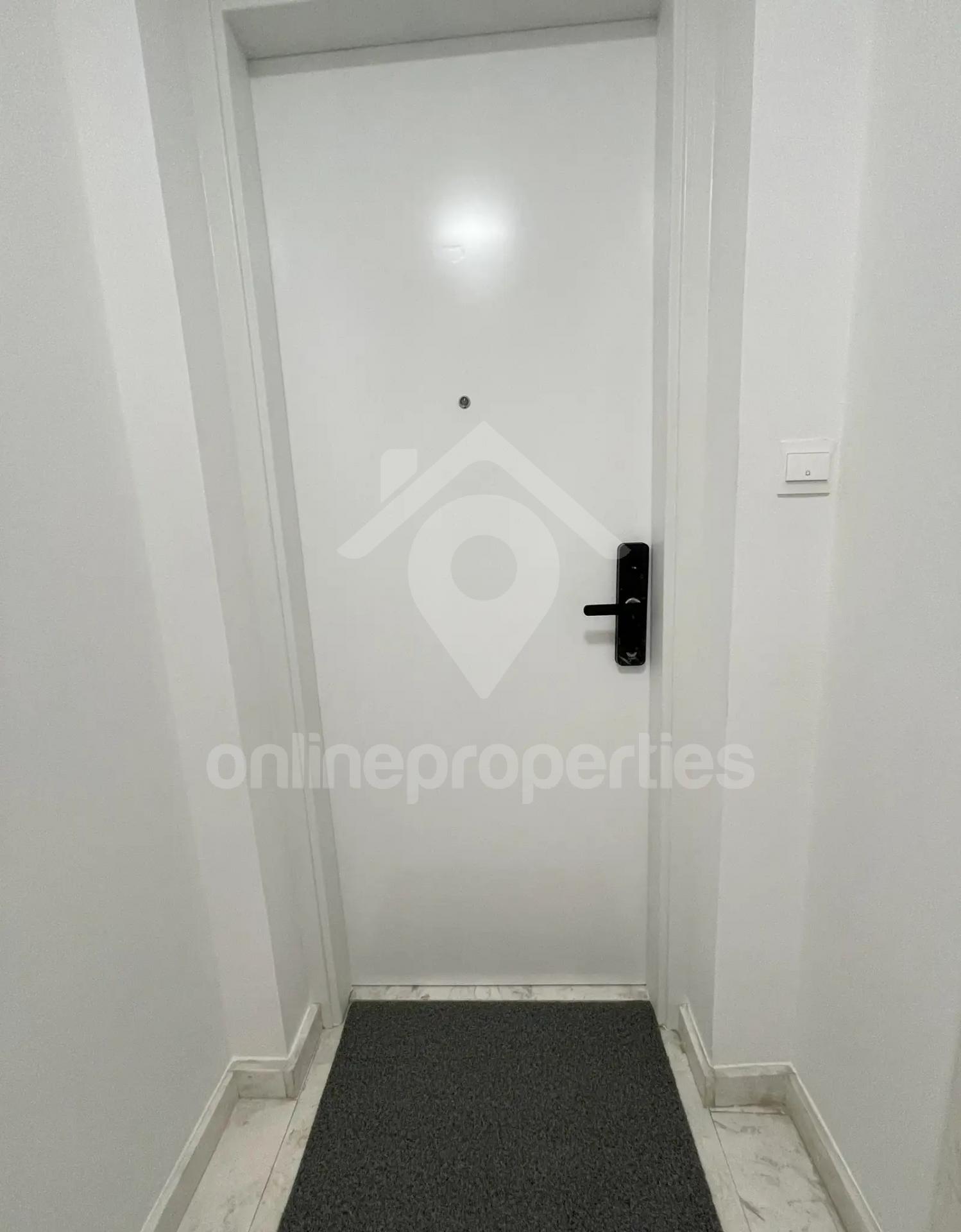 To change image, hover mouse over thumbnails below