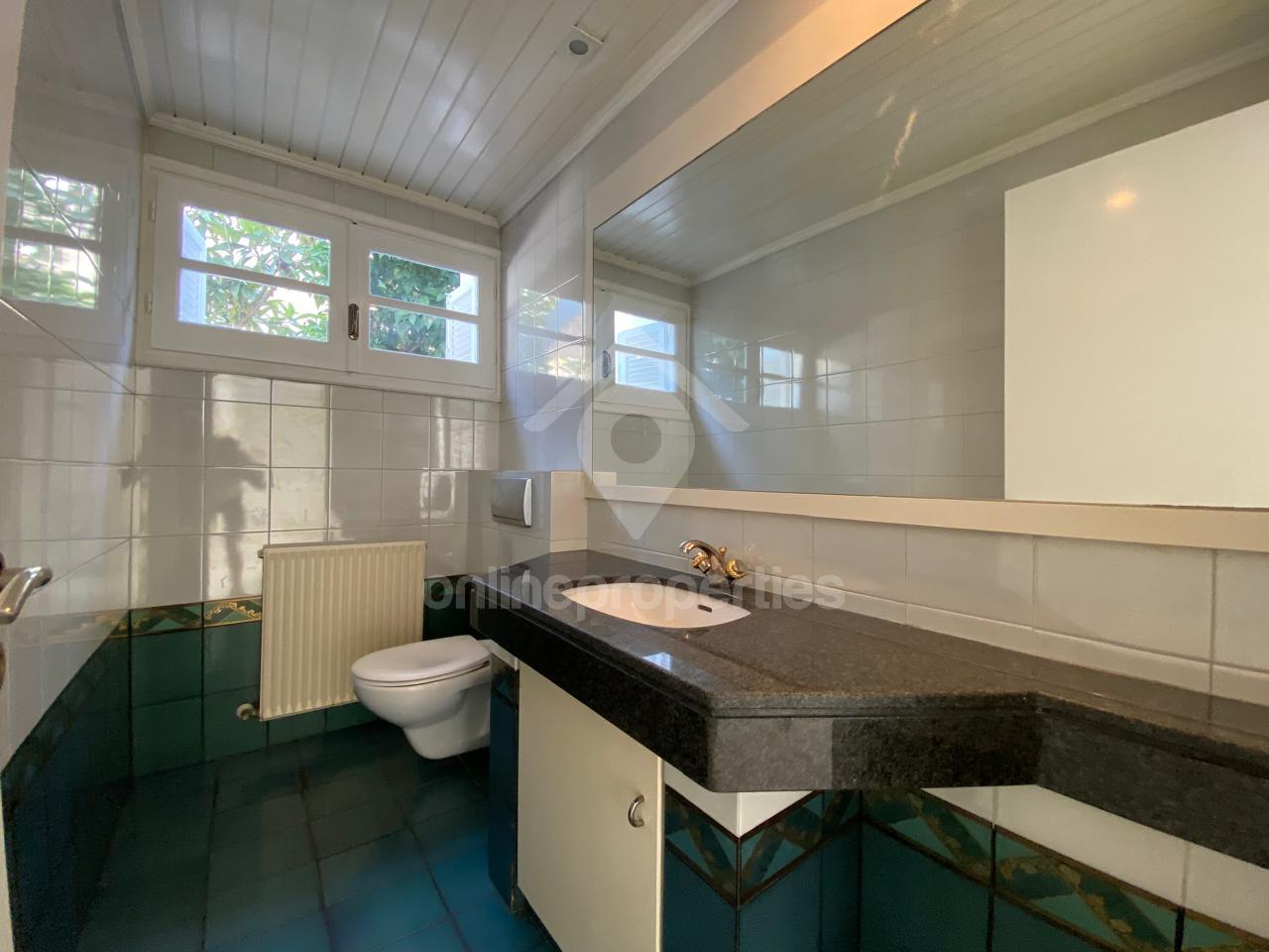 To change image, hover mouse over thumbnails below