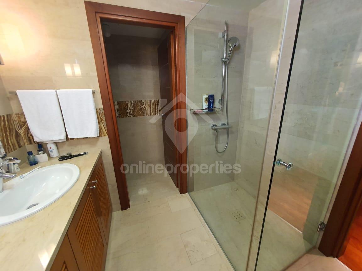 To change image, hover mouse over thumbnails below