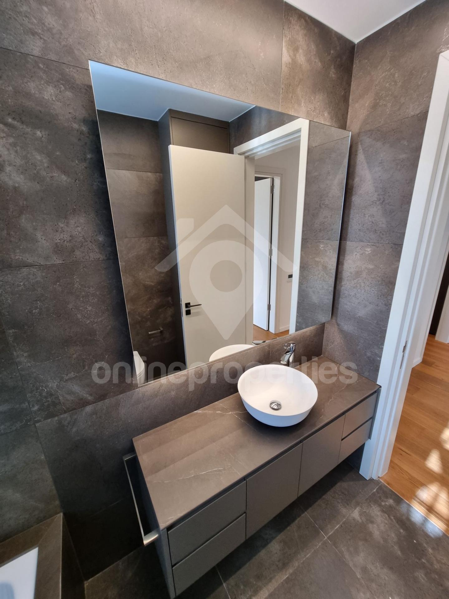 To change image, hover mouse over thumbnails below