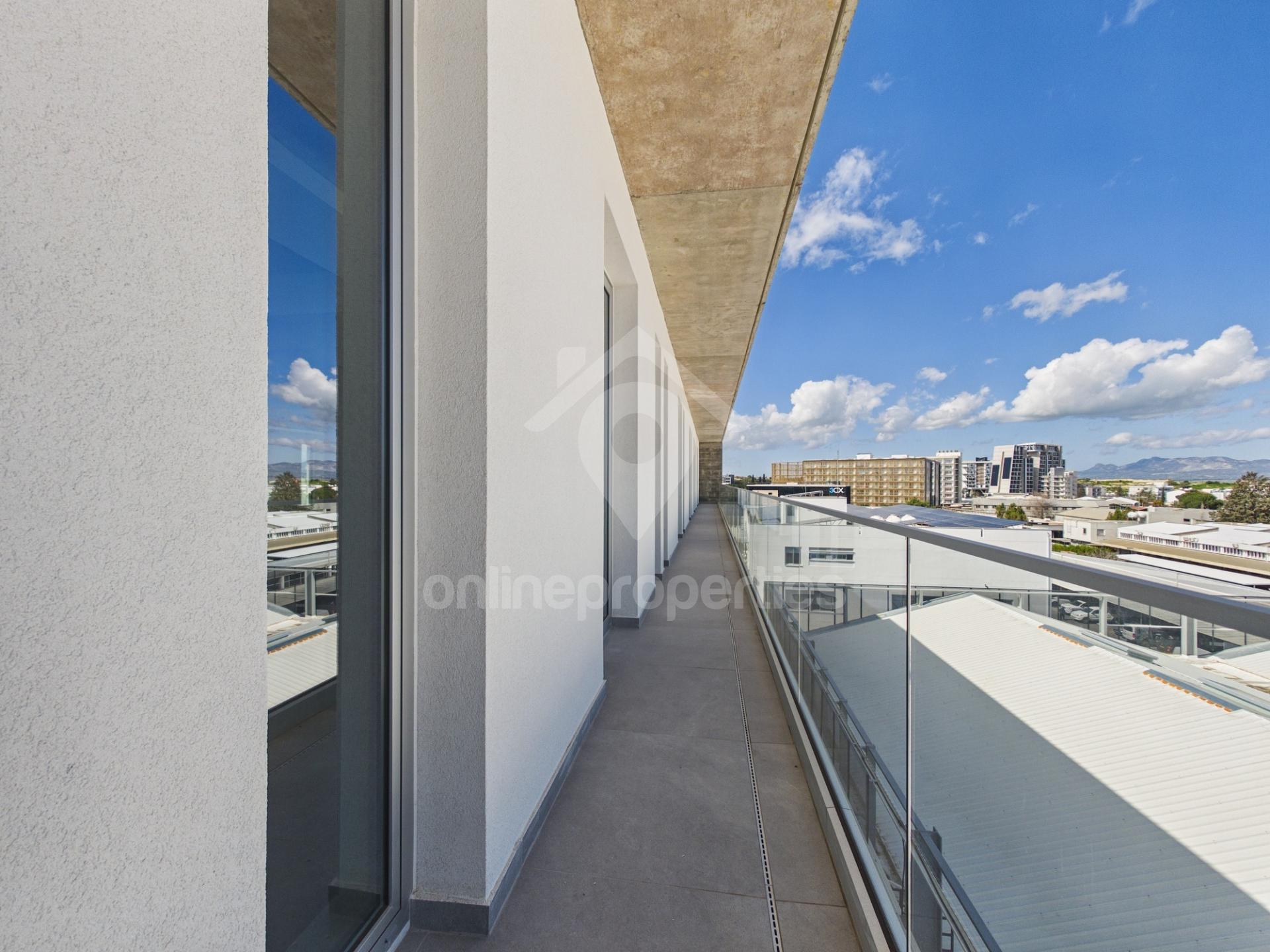 To change image, hover mouse over thumbnails below