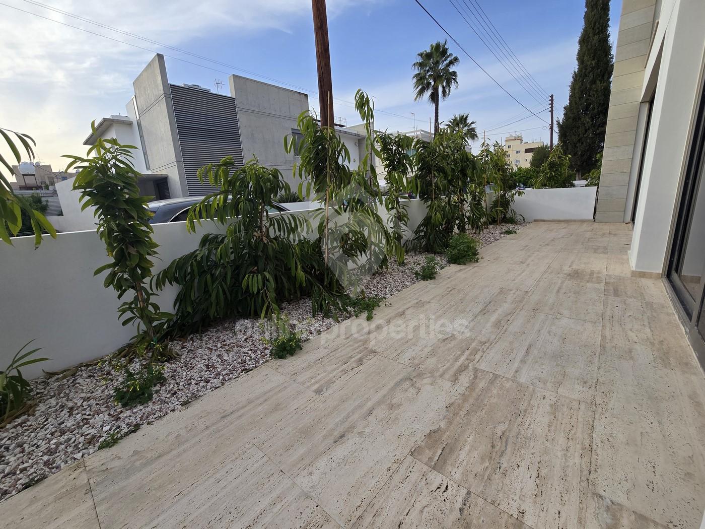 To change image, hover mouse over thumbnails below