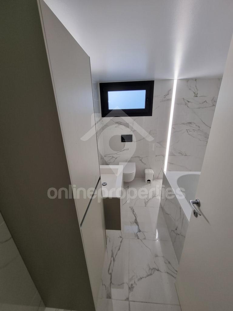 To change image, hover mouse over thumbnails below