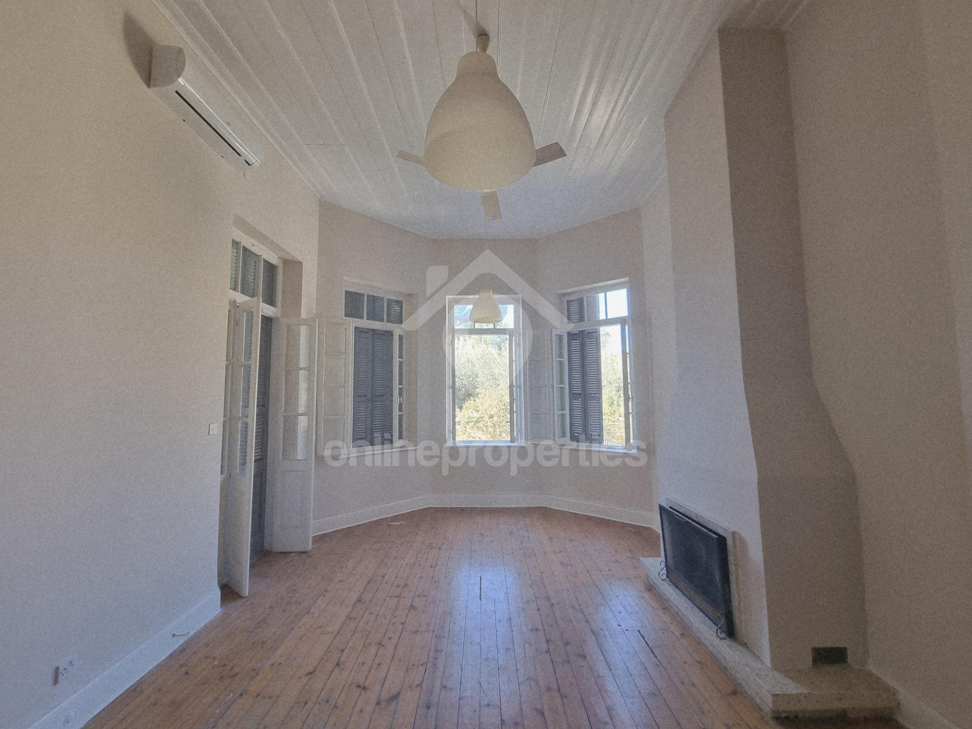 To change image, hover mouse over thumbnails below