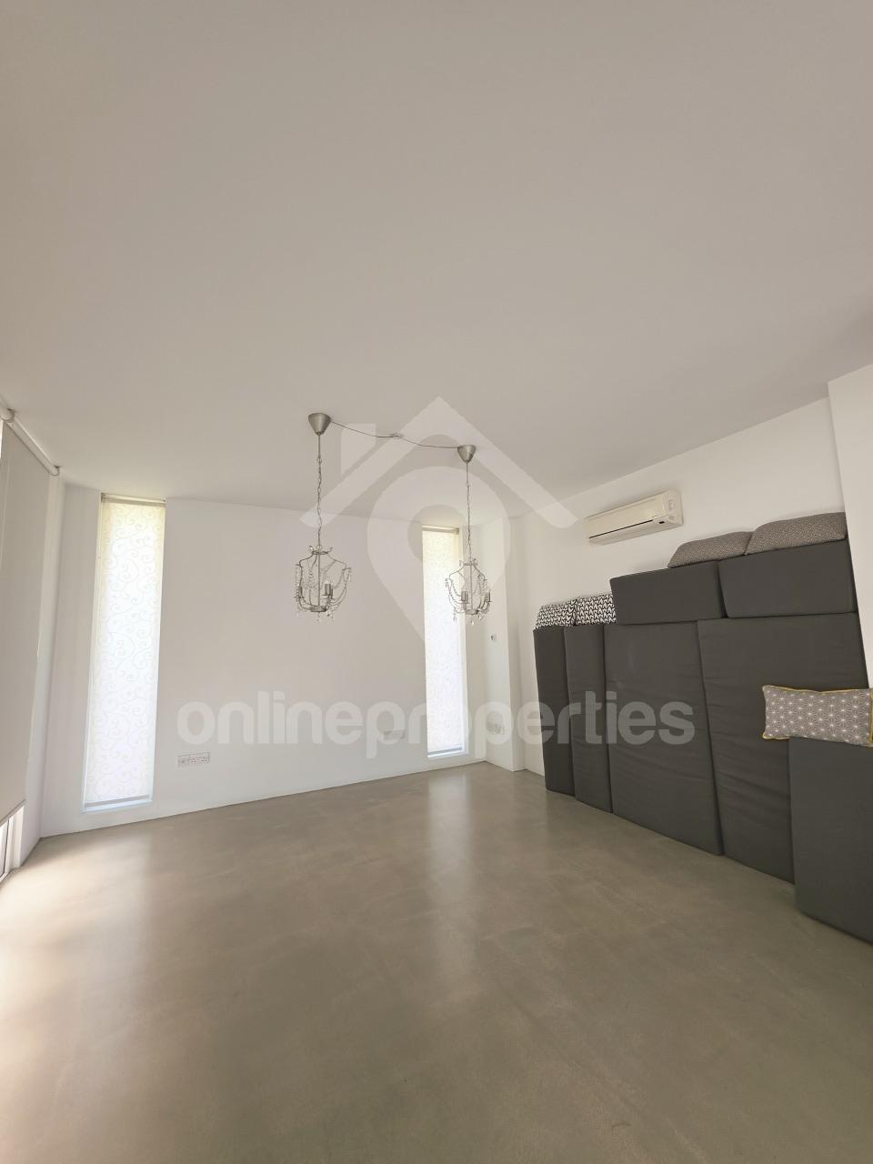 To change image, hover mouse over thumbnails below