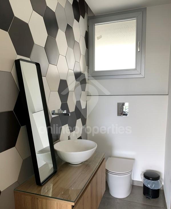 To change image, hover mouse over thumbnails below