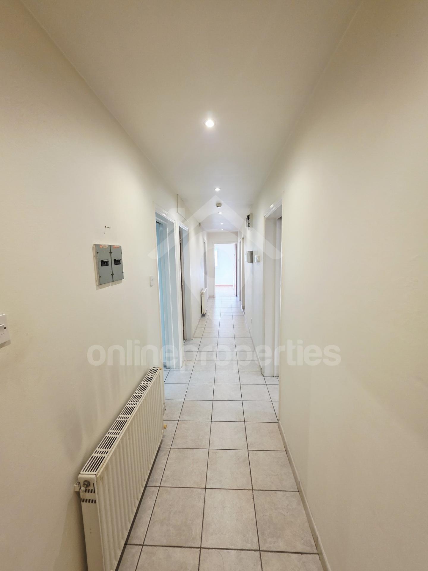 To change image, hover mouse over thumbnails below