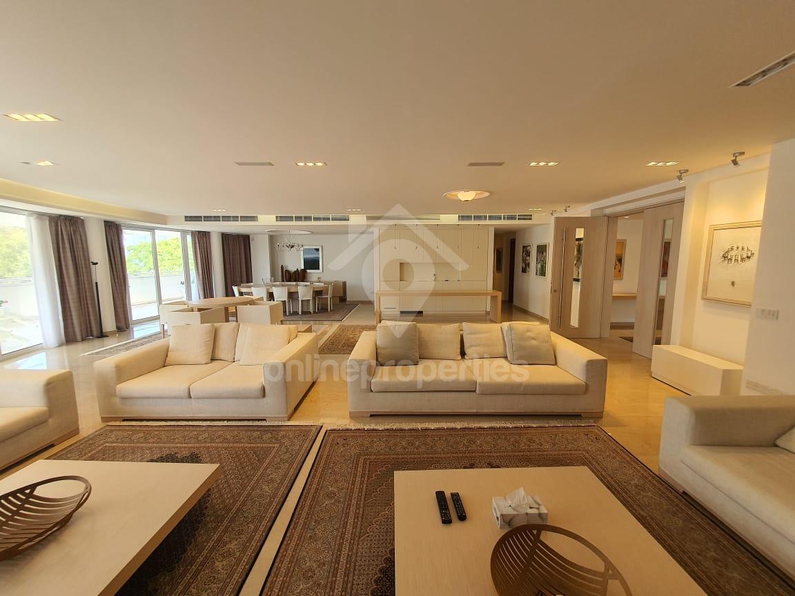 To change image, hover mouse over thumbnails below