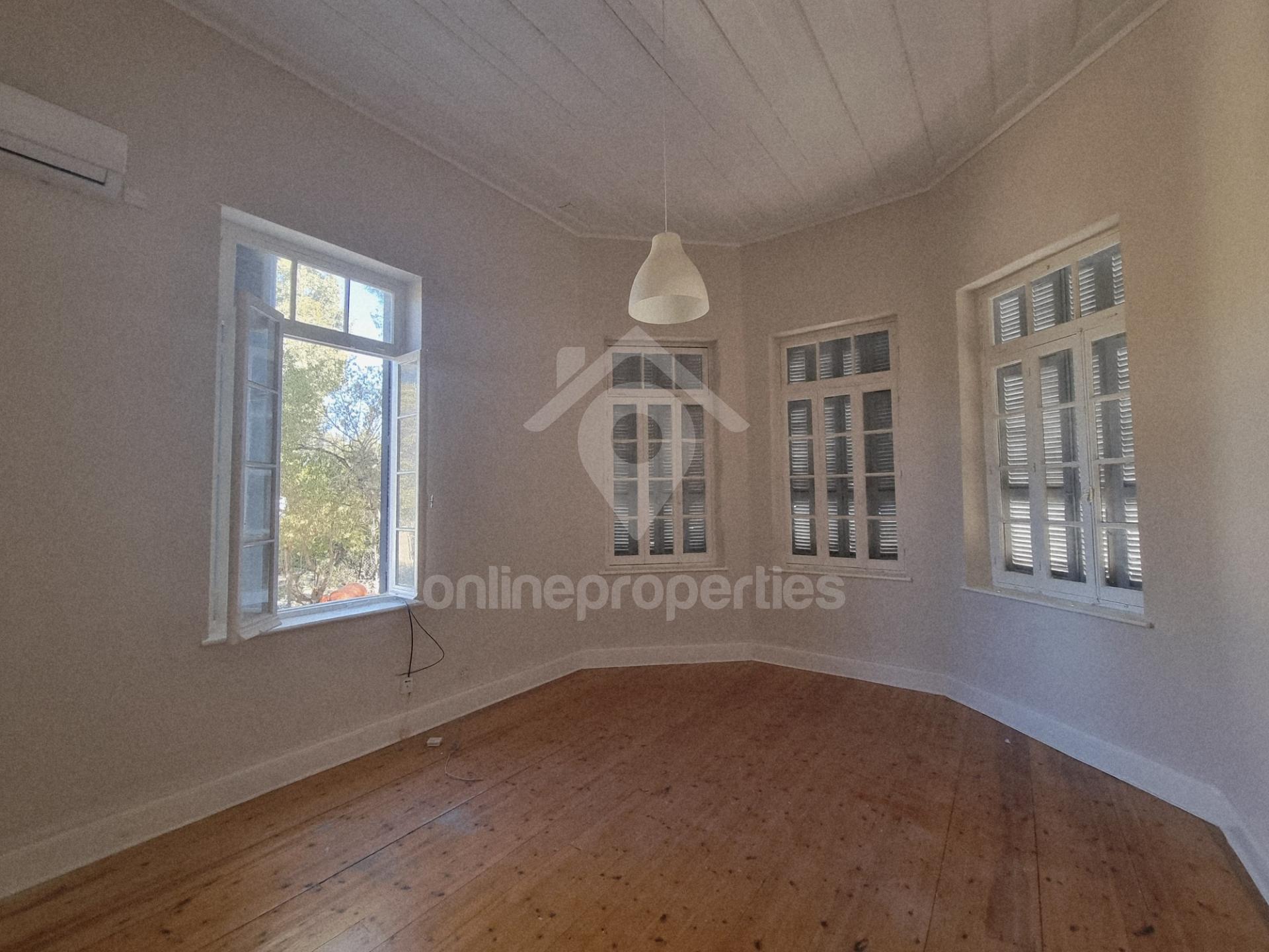 To change image, hover mouse over thumbnails below