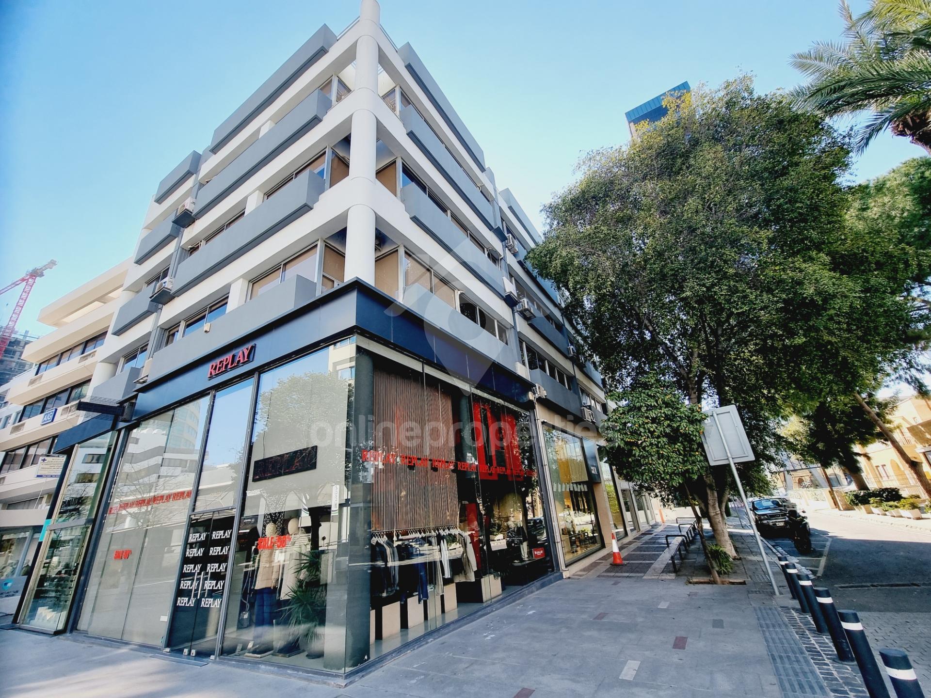 To change image, hover mouse over thumbnails below