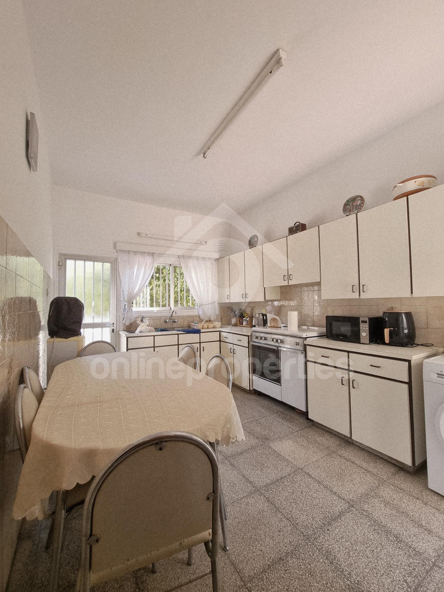 To change image, hover mouse over thumbnails below