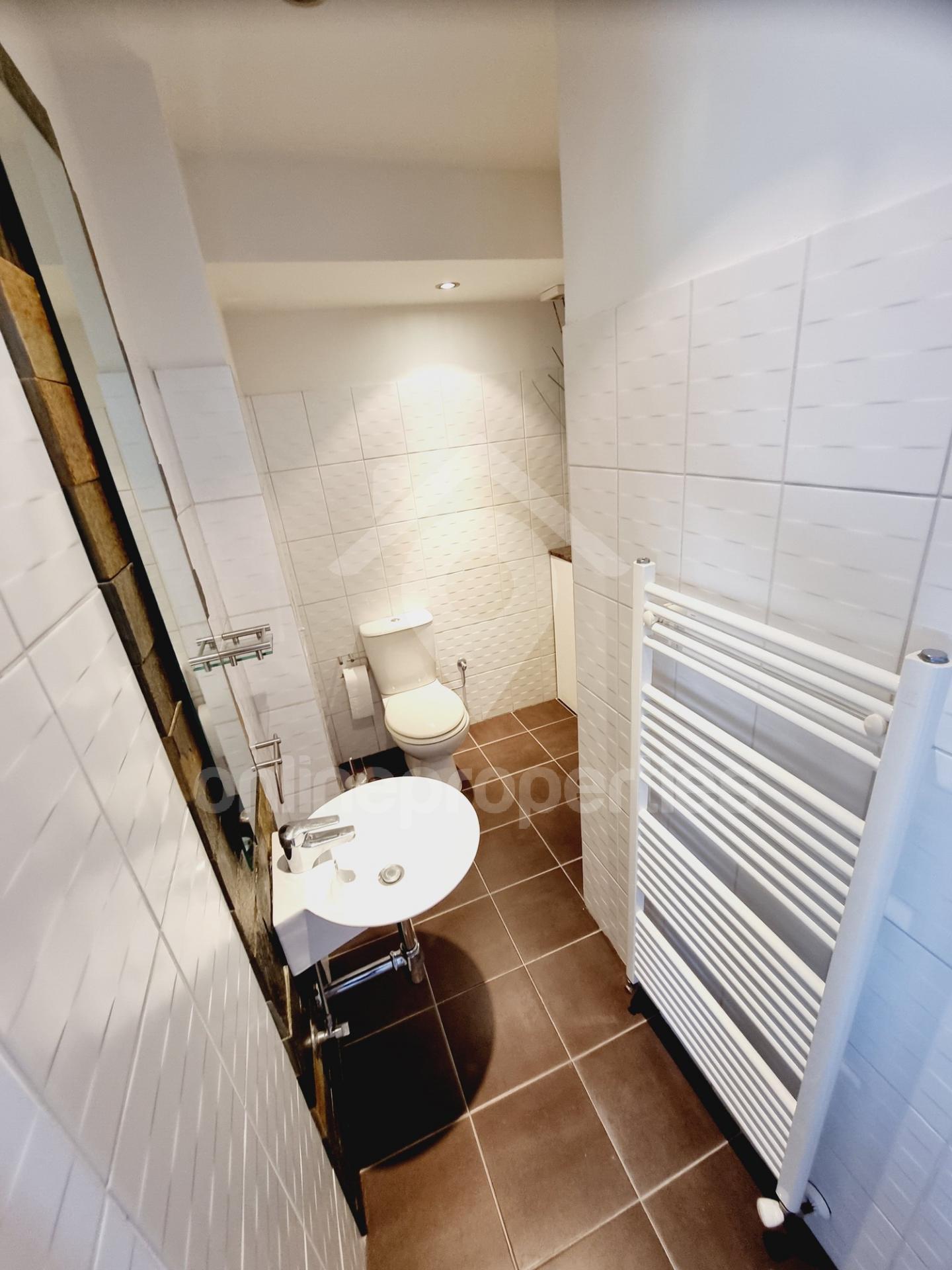 To change image, hover mouse over thumbnails below