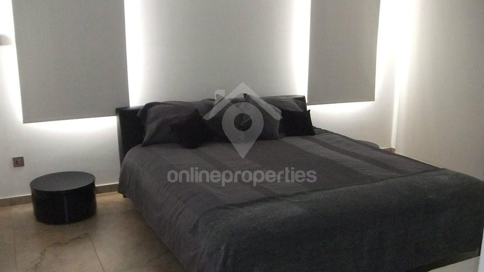 To change image, hover mouse over thumbnails below