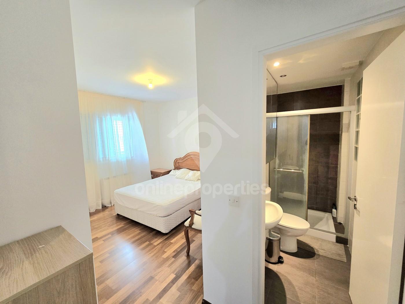 To change image, hover mouse over thumbnails below