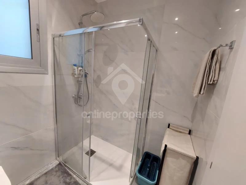 To change image, hover mouse over thumbnails below