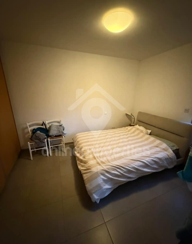 To change image, hover mouse over thumbnails below