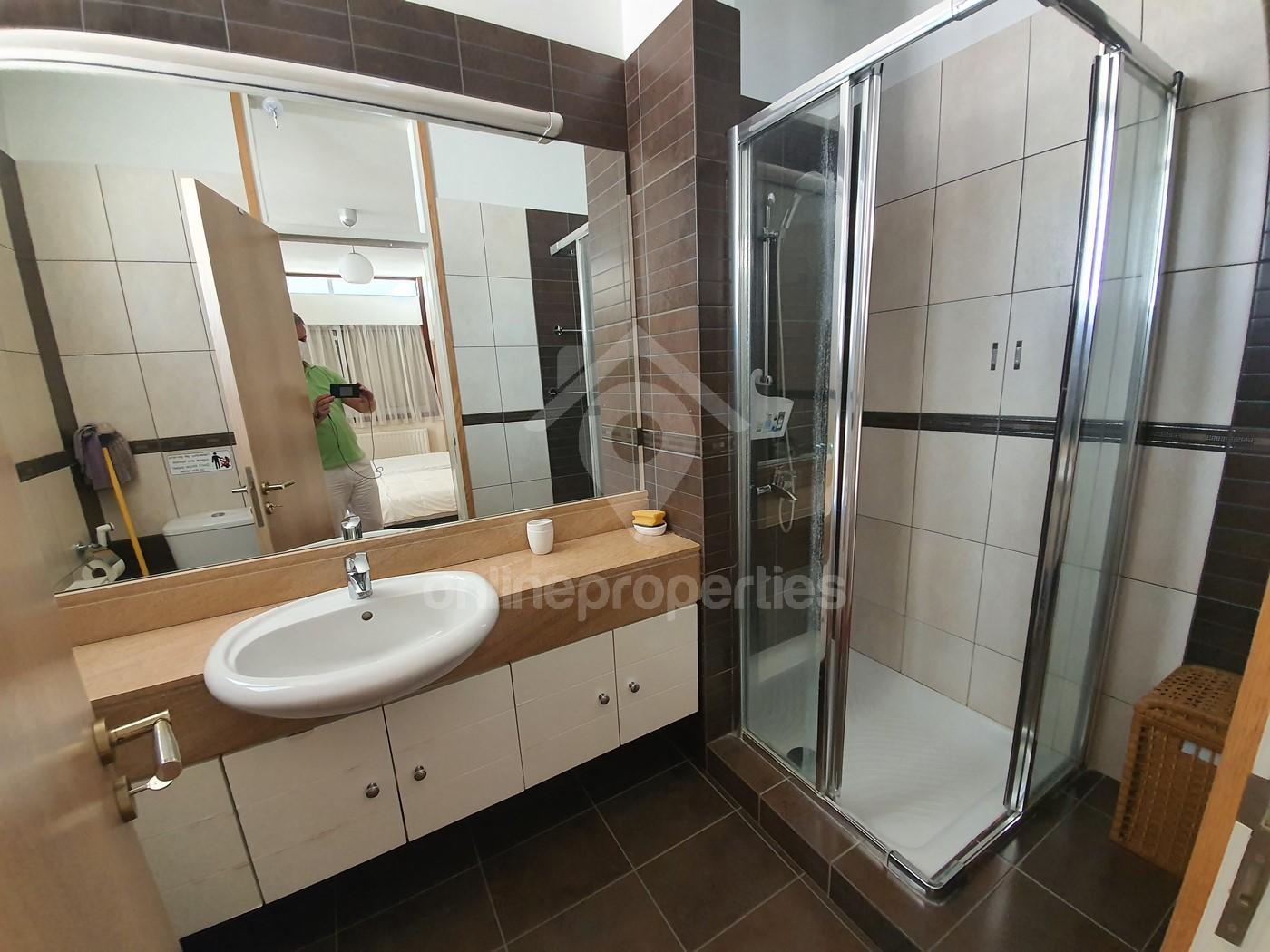 To change image, hover mouse over thumbnails below