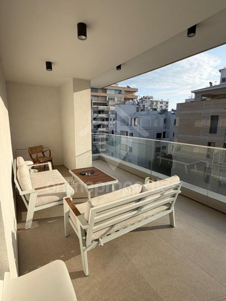 To change image, hover mouse over thumbnails below