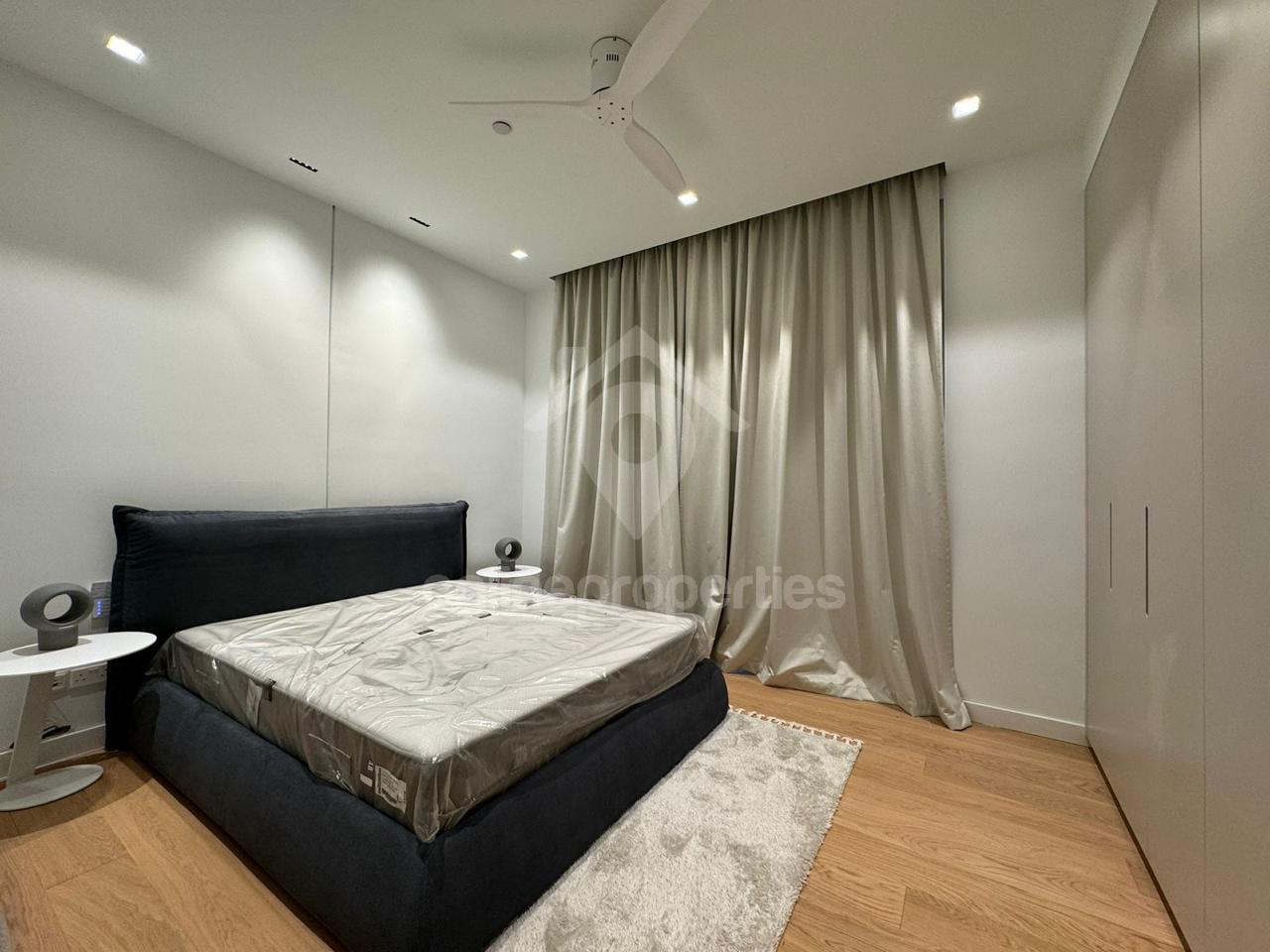 To change image, hover mouse over thumbnails below