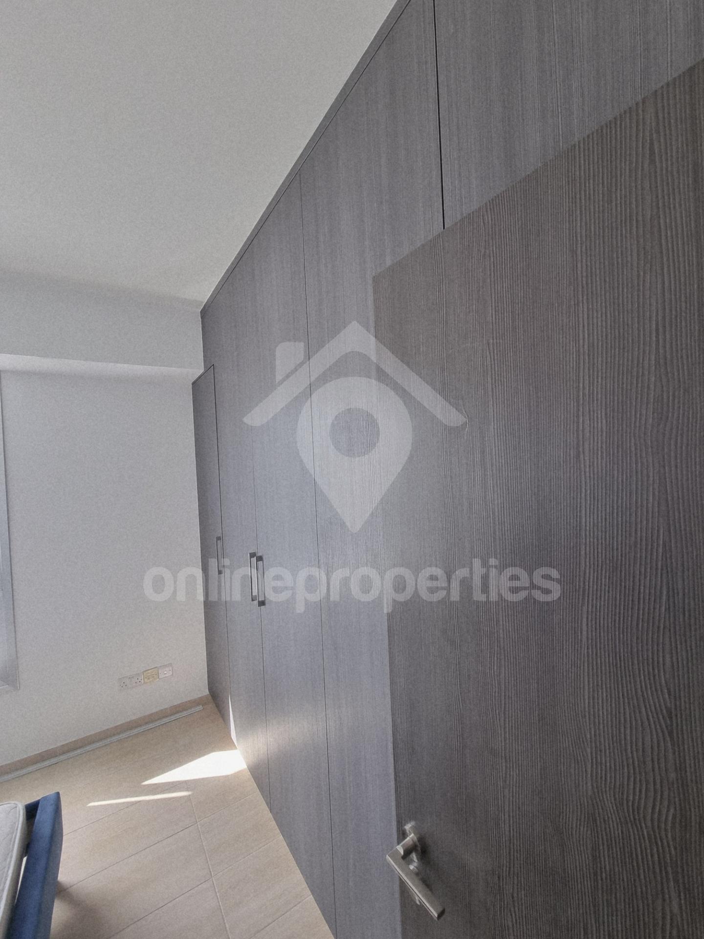 To change image, hover mouse over thumbnails below