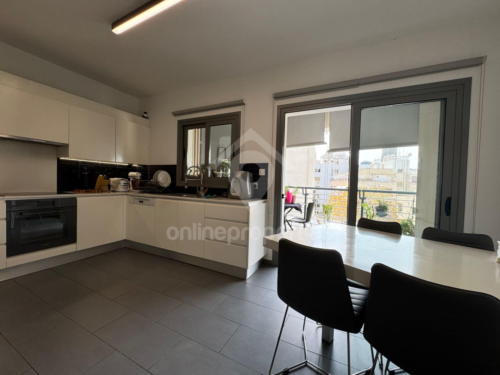 To change image, hover mouse over thumbnails below