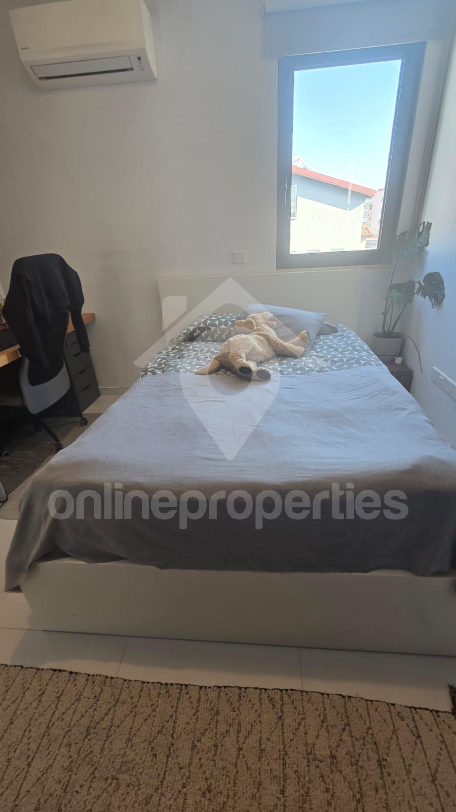 To change image, hover mouse over thumbnails below