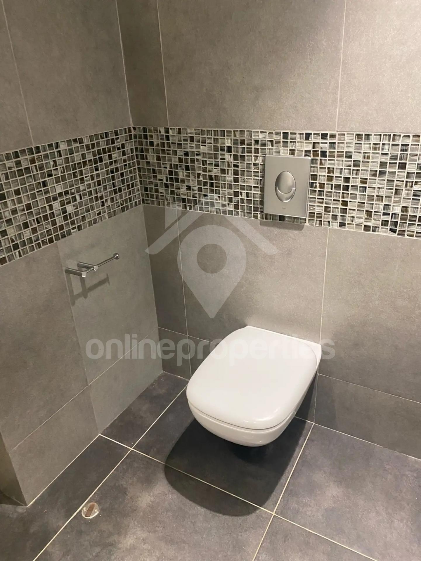 To change image, hover mouse over thumbnails below