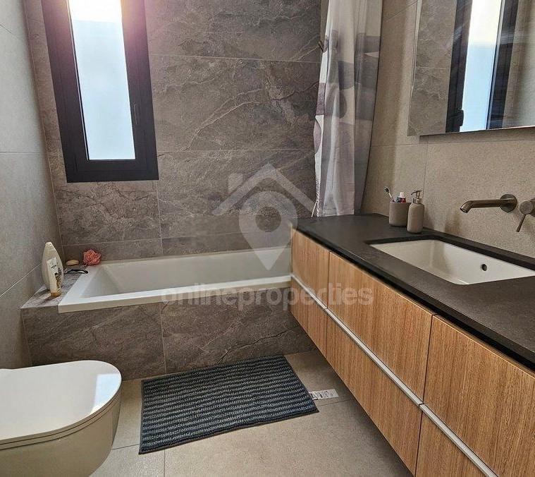 To change image, hover mouse over thumbnails below