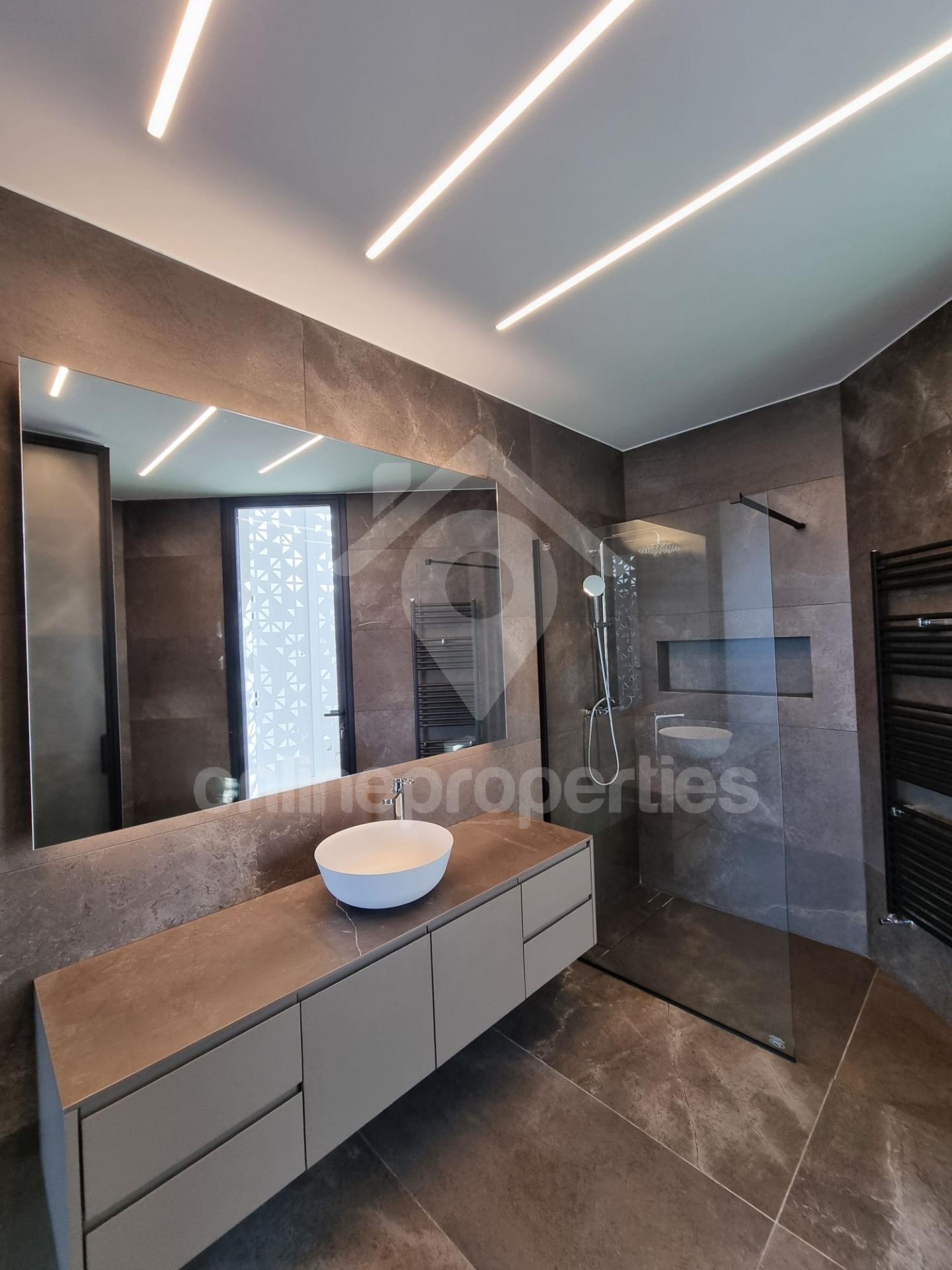 To change image, hover mouse over thumbnails below