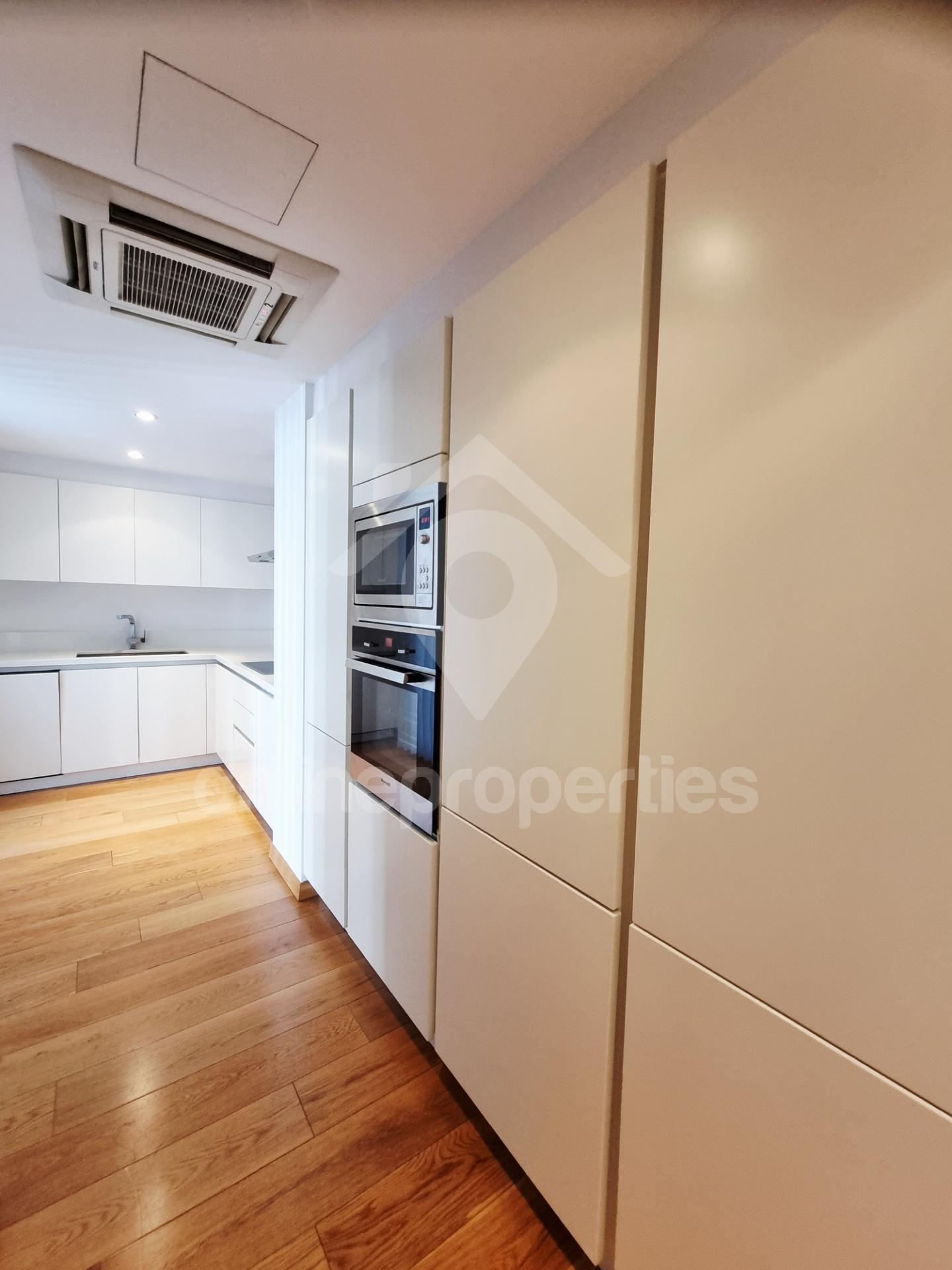 To change image, hover mouse over thumbnails below