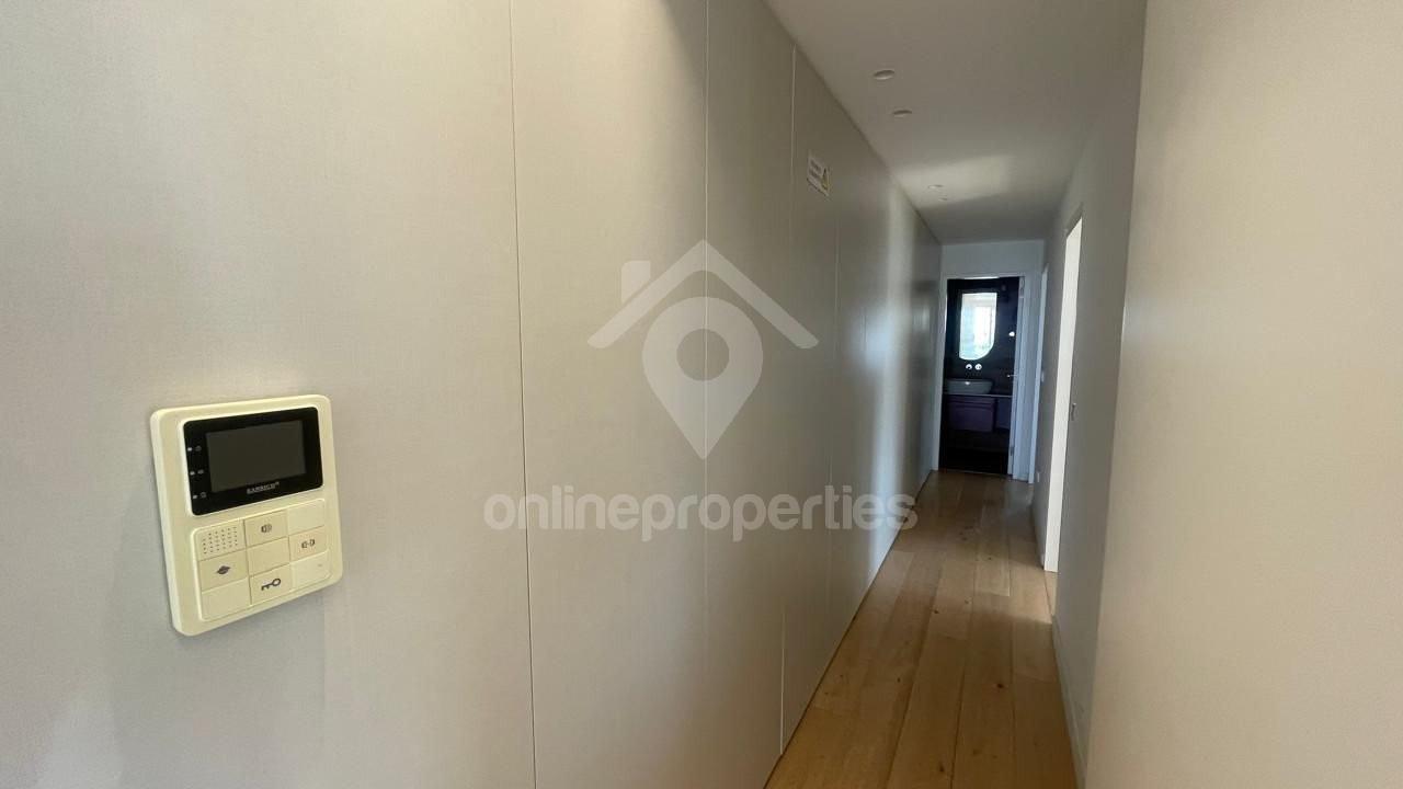 To change image, hover mouse over thumbnails below