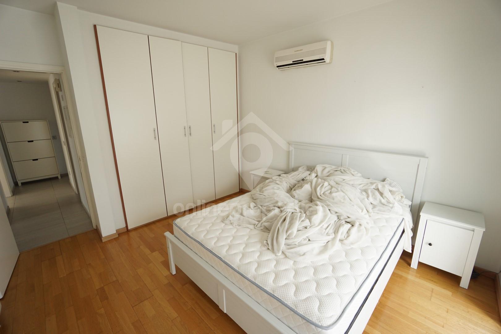 To change image, hover mouse over thumbnails below