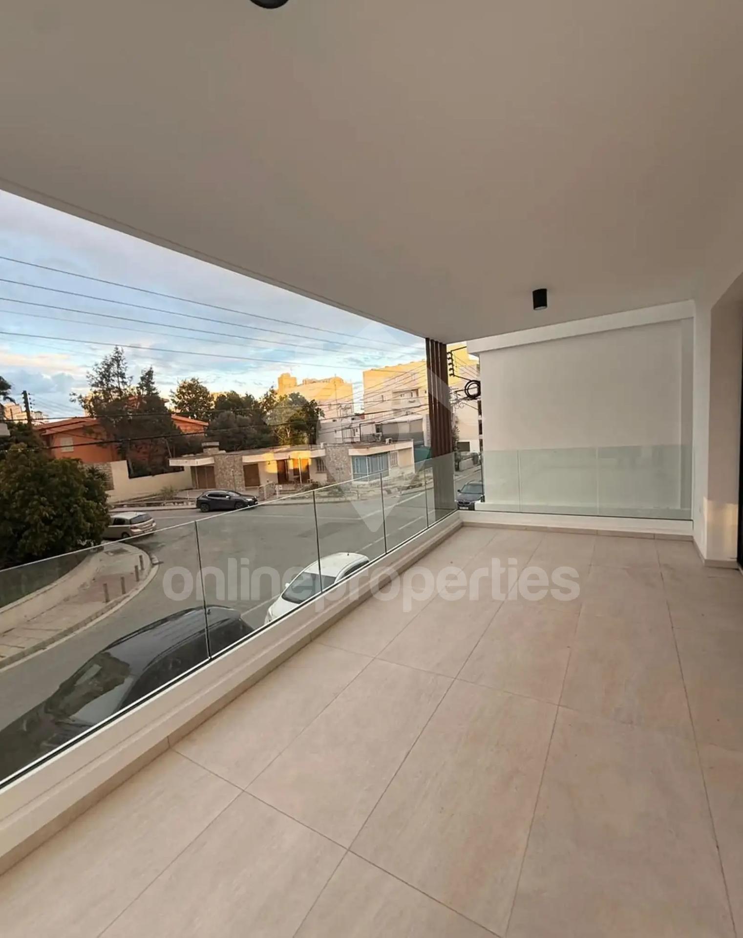 To change image, hover mouse over thumbnails below