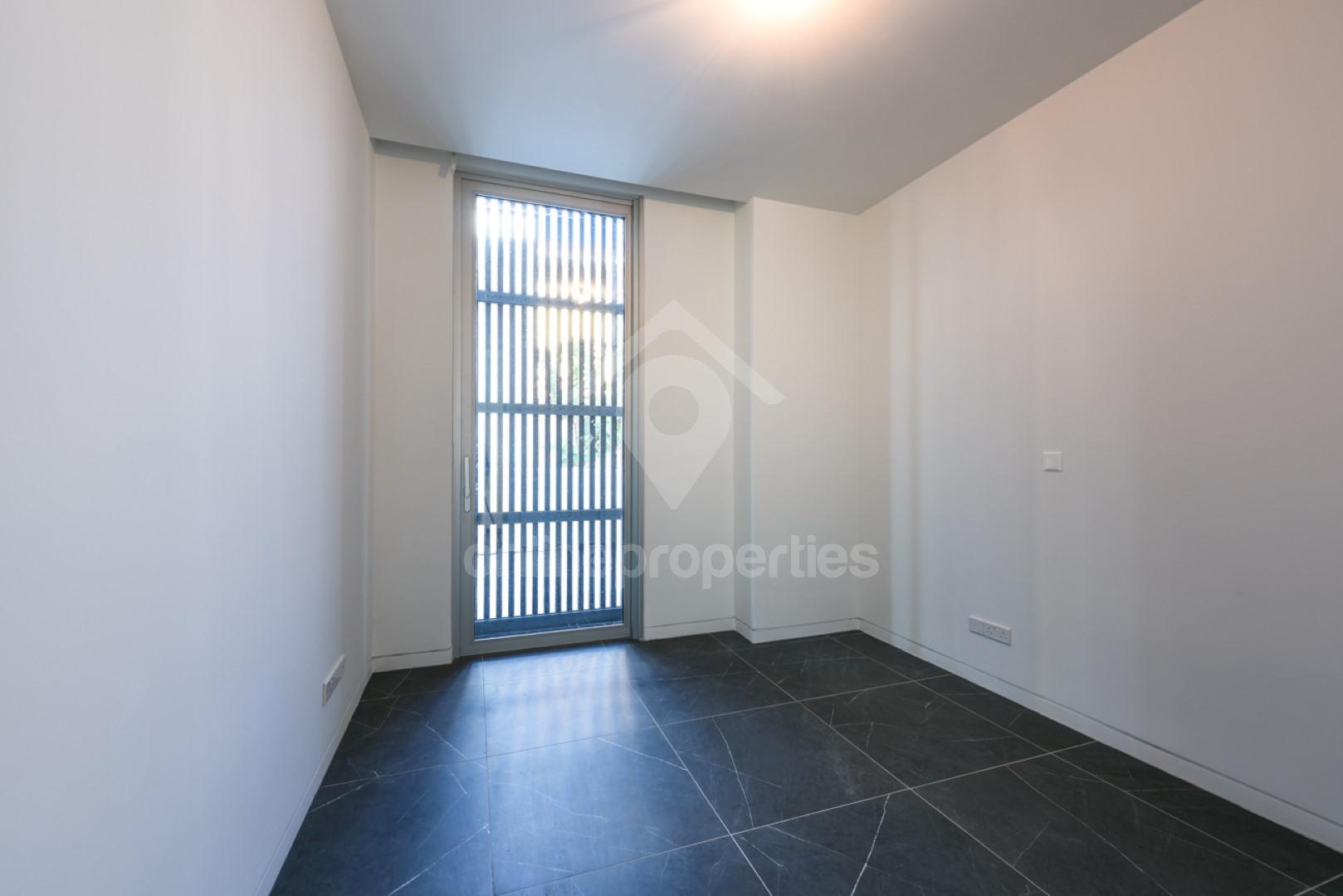 To change image, hover mouse over thumbnails below