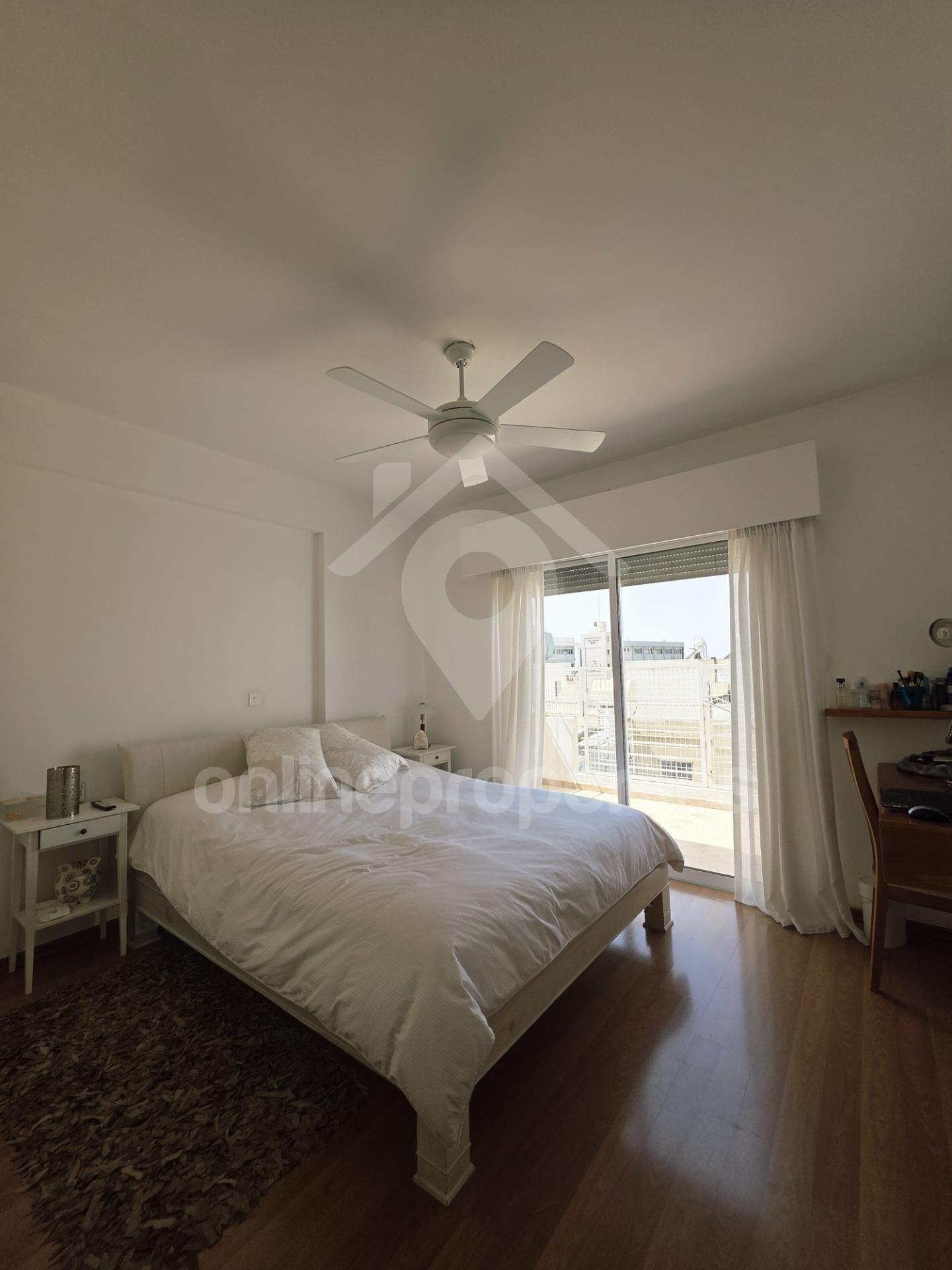 To change image, hover mouse over thumbnails below