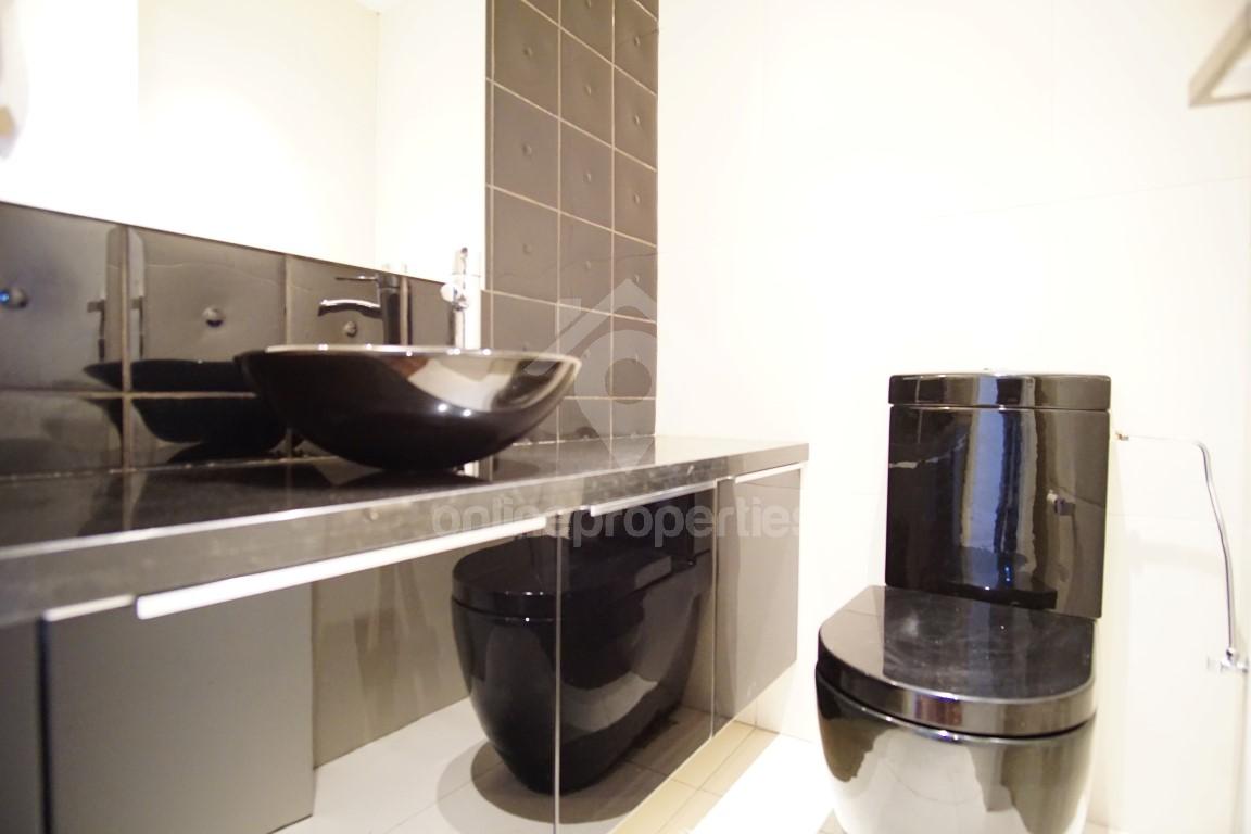 To change image, hover mouse over thumbnails below