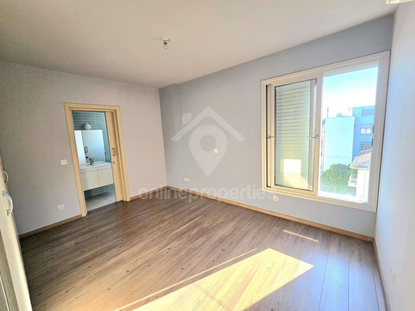 To change image, hover mouse over thumbnails below