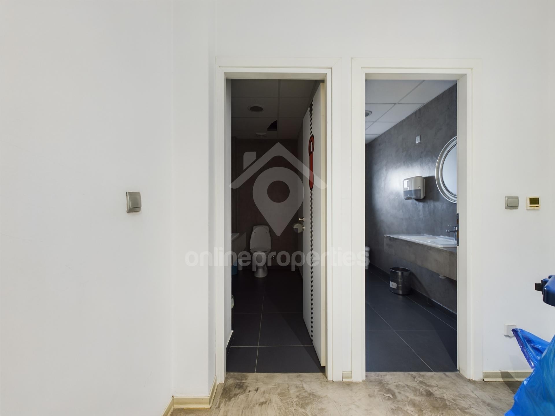 To change image, hover mouse over thumbnails below