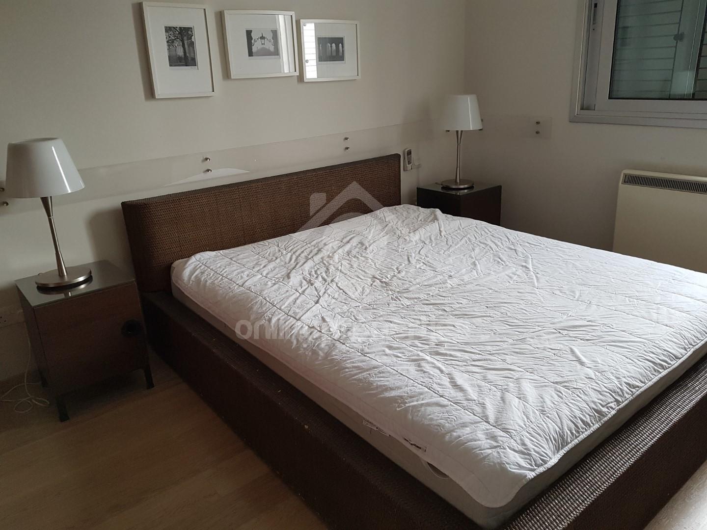 To change image, hover mouse over thumbnails below