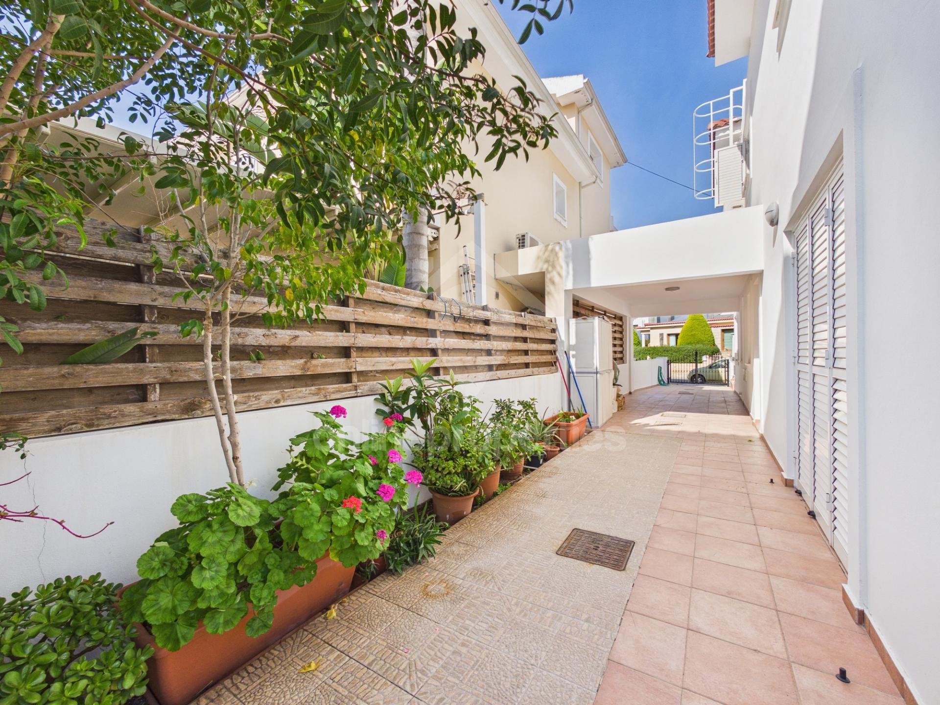 To change image, hover mouse over thumbnails below