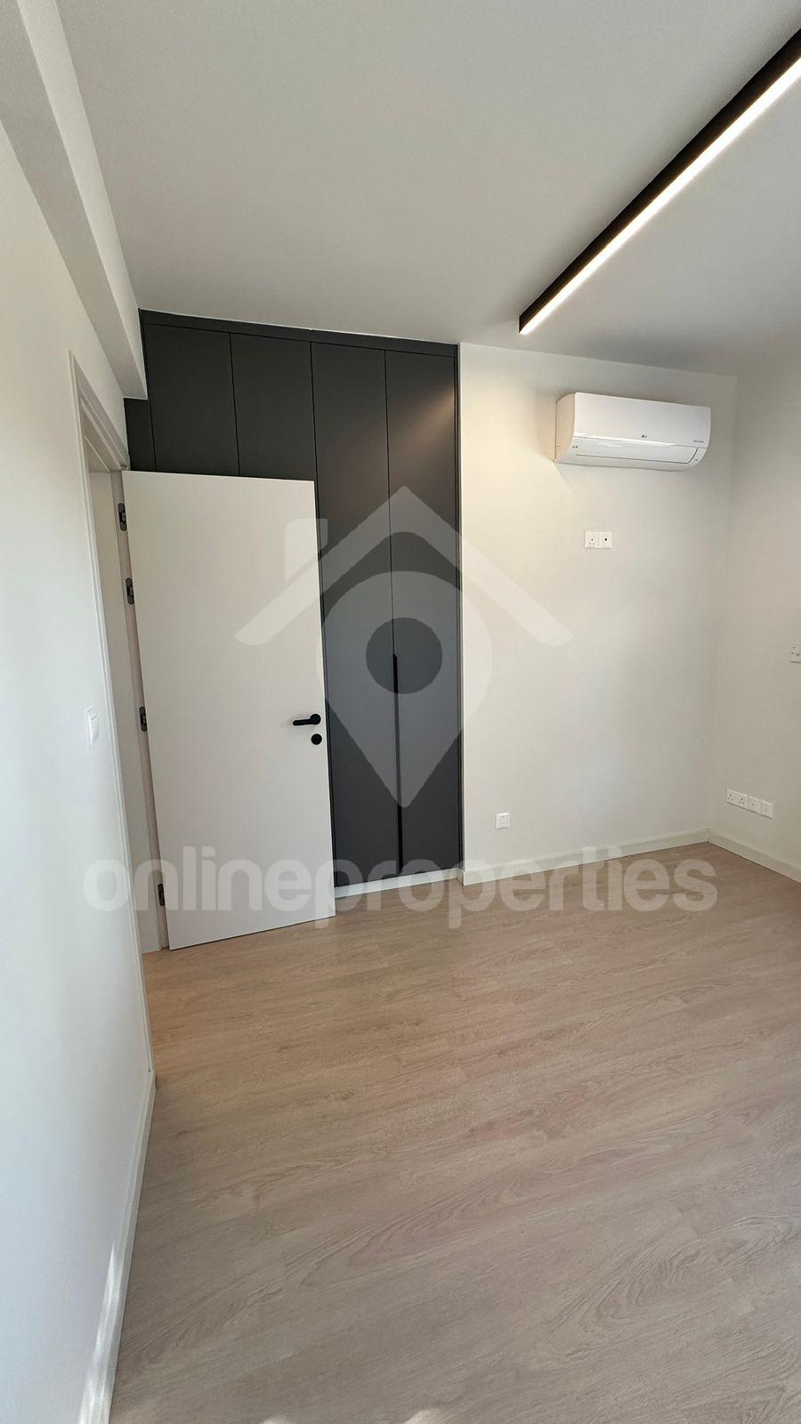 To change image, hover mouse over thumbnails below