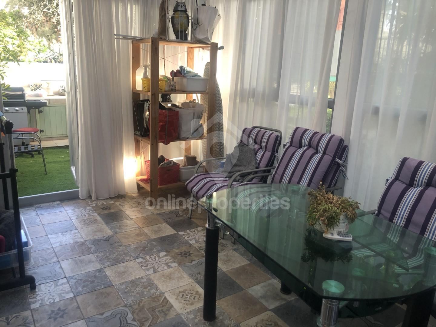 To change image, hover mouse over thumbnails below