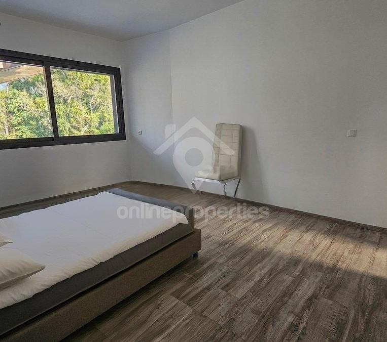 To change image, hover mouse over thumbnails below