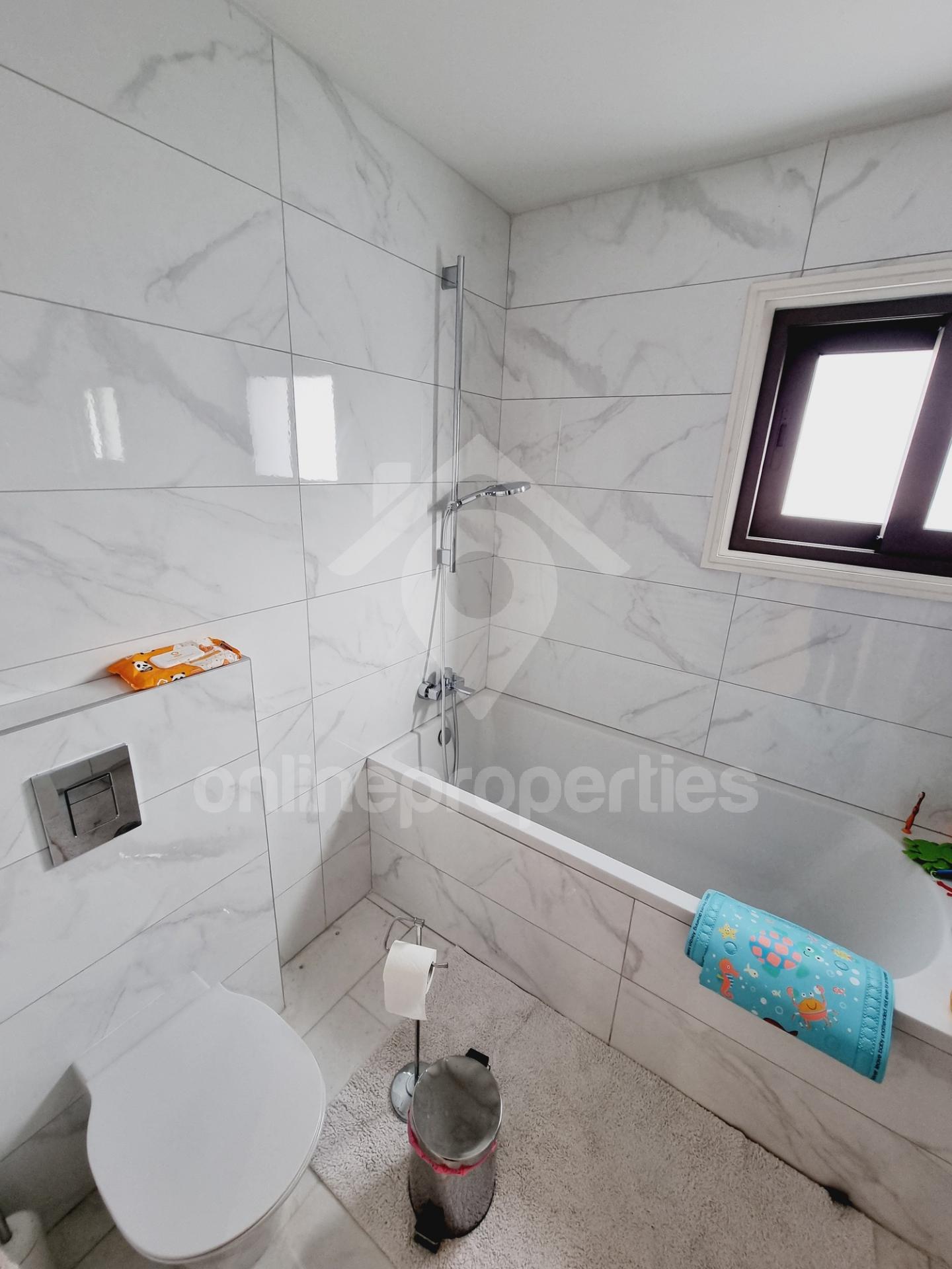 To change image, hover mouse over thumbnails below